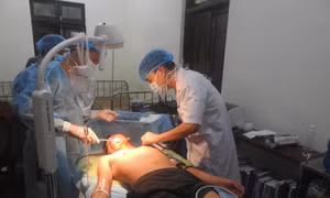 Bệnh xá Đảo Sinh Tồn Đông kịp thời cấp cứu ngư dân bị cá kìm đâm vào cổ