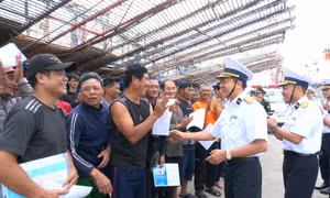 Tàu 950, Vùng 4 Hải quân lai kéo tàu cá cùng 36 ngư dân Quảng Ngãi về bờ an toàn