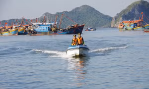 Cứu một ngư dân Philippines gặp nạn trên biển