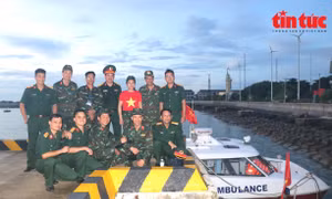 Thiếu tướng, PGS.TS. Thầy thuốc ưu tú Nguyễn Hồng Sơn, nguyên Giám đốc Bệnh viện Quân y 175 và đoàn công tác của TP Hồ Chí Minh chụp ảnh lưu niệm với y bác sĩ Trung tâm y tế Trường Sa.