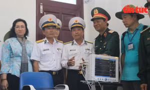 Thượng tá Bùi Đức Thành, Phó Giám đốc Bệnh viện Quân y 175 và lãnh đạo UBND TP Hồ Chí Minh, Sở Y tế TP Hồ Chí Minh thăm hỏi, động viên chiến sĩ Nguyễn Minh Hiếu đang điều trị tại Bệnh xá đảo Trường Sa.