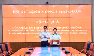 Trao quà của Quân ủy Trung ương cho quân nhân Vùng 5 Hải quân