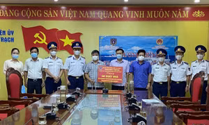 BTL Vùng Cảnh sát biển 1 trao tặng 50 suất quà cho bà con ngư dân bị ảnh hưởng của dịch