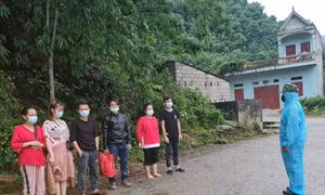 Cán bộ chiến sĩ Đồn Biên phòng cửa khẩu Trà Lĩnh (Cao Bằng) tạm giữ 6 công dân Việt Nam nhập cảnh trái phép từ Trung Quốc trở về qua khu vực Mốc 756. Ảnh: BĐBP cung cấp