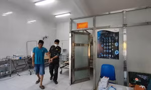 Bệnh xá đảo Song Tử Tây cấp cứu ngư dân bị giảm áp do lặn sâu dưới biển