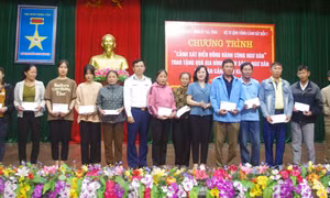 BTL Vùng Cảnh sát biển 1 và Ban Dân vận Tỉnh uỷ Hà Tĩnh trao quà cho bà con nhân dân thị trấn Thiên Cầm, huyện Cẩm Xuyên