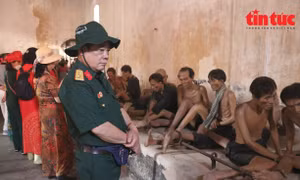 Để tránh bị dư luận phản đối, khu "chuồng cọp" được Mỹ xây biệt lập và được giữ bí mật, trong một thời gian dài không ai ở bên ngoài biết đến sự tồn tại của khu "chuồng cọp" này.