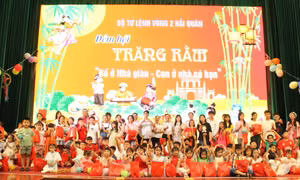 Vui Tết Trung thu ‘Bố ở Nhà giàn - Con ở nhà có bạn’