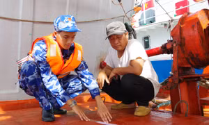 Vùng Cảnh sát biển 4 bắt giữ tàu vận chuyển hơn 70.000 lít dầu DO trái phép