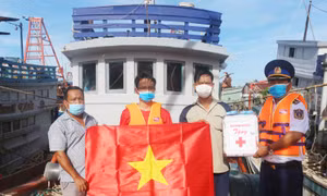 BTL Vùng Cảnh sát biển 4 tặng cờ Tổ quốc và tủ thuốc cho ngư dân huyện Hòn Đất (Kiên Giang)