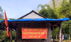 Các chốt kiểm dịch COVID-19 nơi biên giới treo cờ rủ để tang nguyên Tổng Bí thư Lê Khả Phiêu