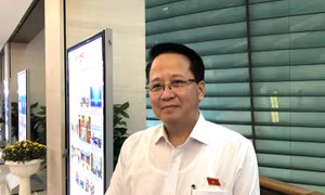 Đại biểu Hoàng Anh Công - Phó Trưởng Ban Dân nguyện của Quốc hội trao đổi với báo chí bên hành lang Quốc hội.