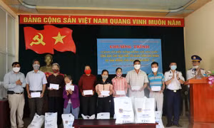Cảnh sát biển tặng quà cho ngư dân có hoàn cảnh khó khăn bị ảnh hưởng bởi dịch COVID-19