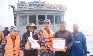 Hỗ trợ nhu yếu phẩm cho ngư dân Quảng Ngãi vào tránh bão ở Trường Sa