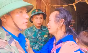 Bộ đội Biên phòng ngược lũ cứu trợ bản Phá Mựt