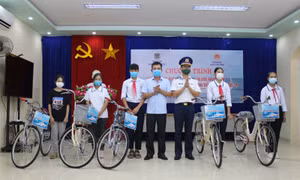 Chương trình Cảnh sát biển đồng hành với ngư dân tại huyện đảo Cát Hải