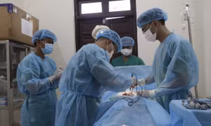 Quân y đảo Phan Vinh phẫu thuật cho bệnh nhân Bùi Duy Tân
