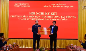 Thiếu tướng Lê Quang Đạo trao tặng 200 suất quà cho các gia đình chính sách, đồng bào tôn giáo, ngư dân có hoàn cảnh khó khăn của tỉnh Nam Định