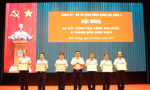 Đại tá Trần Văn Lượng - Tư lệnh Vùng Cảnh sát biển 4 trao thưởng cho các tập thể và cá nhân.