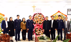 Bộ Tư lệnh Vùng Cảnh sát biển 1 chúc mừng Tòa Giám mục Phát Diệm nhân dịp lễ Giáng sinh