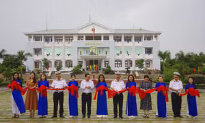 Đại diện Bộ Tư lệnh Vùng 2 Hải quân và Ủy ban MTTQ Việt Nam Thành phố Hồ Chí Minh cắt băng khánh thành bàn giao công trình.