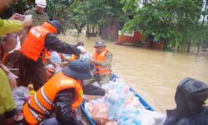 Lực lượng Hải quân tiếp tế lương thực, thực phẩm cho người dân vùng lũ