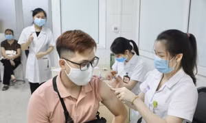 Khi nào có đủ vaccine phòng COVID-19, Bộ Y tế mới xem xét tiêm dịch vụ