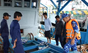 Cảnh sát biển bắt giữ 45.000 lít dầu Do không rõ nguồn gốc
