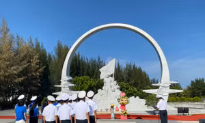 Dâng hương tưởng niệm các chiến sĩ Gạc Ma