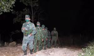 Bộ đội Biên phòng tỉnh Sơn La tuần tra, kiểm soát đường mòn, lối mở tại vùng biên. Ảnh: Hữu Quyết - TTXVN