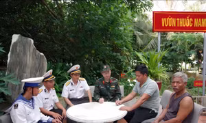 Bệnh xá đảo Trường Sa làm thủ tục xuất viện cho ngư dân Võ Tấn Nước sau thời gian điều trị