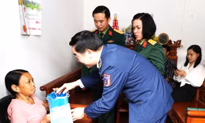 Trung tướng Bùi Quốc Oai, Chính ủy Cảnh sát biển Việt Nam trao tặng quà cho gia đình có người thân mắc bệnh hiểm nghèo