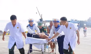 Y bác sĩ bệnh xá Trường Sa cấp cứu khẩn cấp ngư dân bị đứt lìa cẳng chân