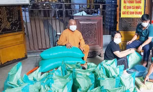 Hòa thượng Thích Thiện Ngọc, chùa Phổ Minh chuẩn bị gạo, mì tặng cho người nghèo, người gặp khó khăn do dịch COVID-19 tại quận Tân Bình, TP Hồ Chí Minh