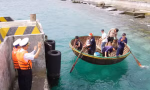 Đảo Trường Sa bàn giao bệnh nhân sau điều trị tai nạn lao động trên biển