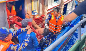 Chuyện hy hữu: Bộ đội Biên phòng cấp cứu ngư dân bị cá cờ đâm rách bụng