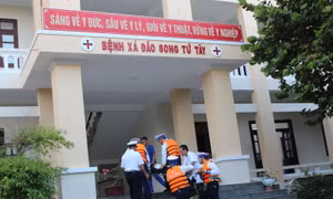 Bệnh nhân được đưa vào bệnh xá đảo Song Tử Tây để cấp cứu.