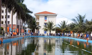 Các thí sinh thực hiện phần thi bơi trong nội dung Quân sự chung