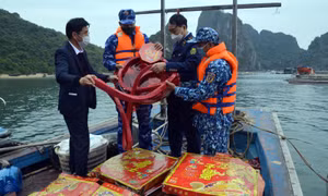 Lực lượng Cảnh sát biển bắt giữ vụ vận chuyển 300kg pháo nổ trên biển 