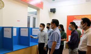 Lãnh đạo UBND Thành phố Hà Nội kiểm tra công tác chuẩn bị bầu cử tại Tổ bầu cử số 5, phường Quan Hoa, quận Cầu Giấy (Hà Nội).