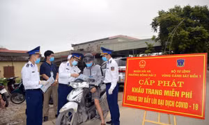 Cảnh sát biển cấp phát khẩu trang và nước sát khuẩn cho nhân dân chống dịch COVID-19