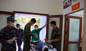 Quân y Trung tâm y tế thị trấn Trường Sa điều trị vết thương cho bệnh nhân Hải