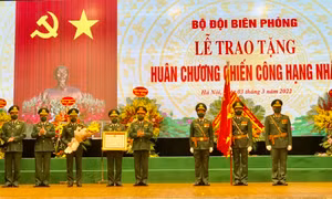 Bộ đội biên phòng đón nhận Huân chương chiến công hạng Nhất