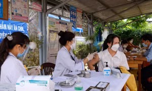 Cán bộ y tế tiêm phòng COVID-19 cho người dân. Ảnh: TTXVN