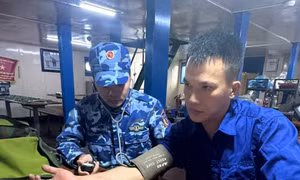 Cảnh sát biển cứu nạn thành công người dân trôi dạt trên biển Thanh Hóa