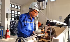 Nhân viên kỹ thuật Trung tâm dịch vụ Hậu cần - Kỹ thuật đảo Trường Sa khắc phục hỏng hóc cho tàu cá ngư dân.