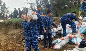 Hàng trăm cảnh sát biển xả thân cùng nhân dân ứng phó bão số 10