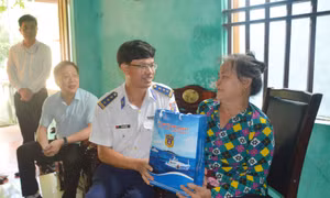 Vùng Cảnh sát biển 1 đồng hành với ngư dân huyện đảo Cô Tô