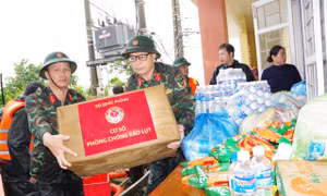 Thắm đượm tình quân dân trong cơn lũ dữ