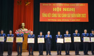 Đại tá Trần Văn Thơ - Tư lệnh Vùng Cảnh sát biển 1 trao thưởng cho các tập thể có thành tích xuất sắc trong phong trào Thi đua quyết thắng năm 2022